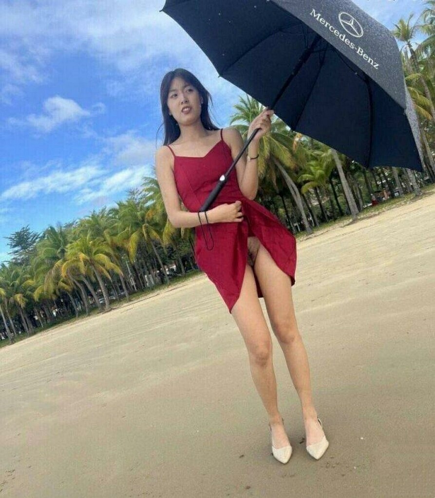 靓女孩在男友的宾士车上M字腿掰穴 [10P]
